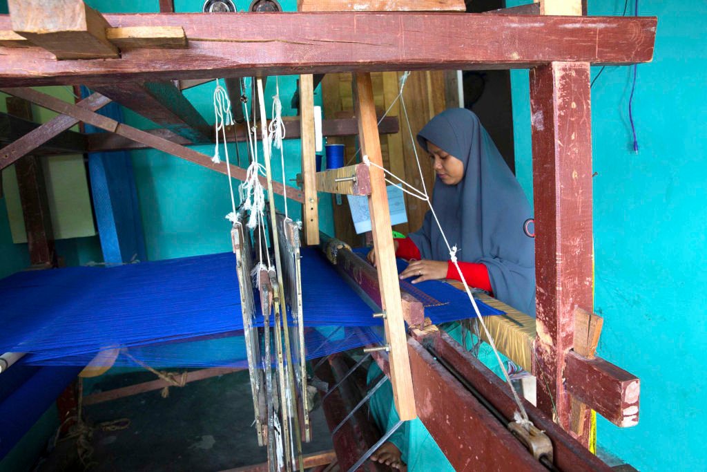 women earn livelihood through rapps cloth weaving program 03 &mdash; APRIL Asia